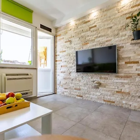 Stone & Sun 2bdr With Balcony 아파트 자다르