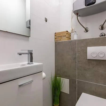 Stone & Sun 2bdr With Balcony 아파트