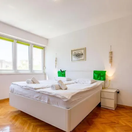 Stone & Sun 2bdr With Balcony 아파트 *