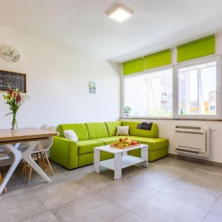 Stone & Sun 2bdr With Balcony Apartamento