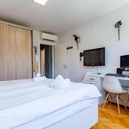 Stone & Sun 2bdr With Balcony 아파트