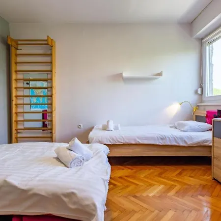 Stone & Sun 2bdr With Balcony 아파트