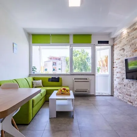 Stone & Sun 2bdr With Balcony Apartamento